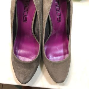 Moda Size 7 elephant gray high heels